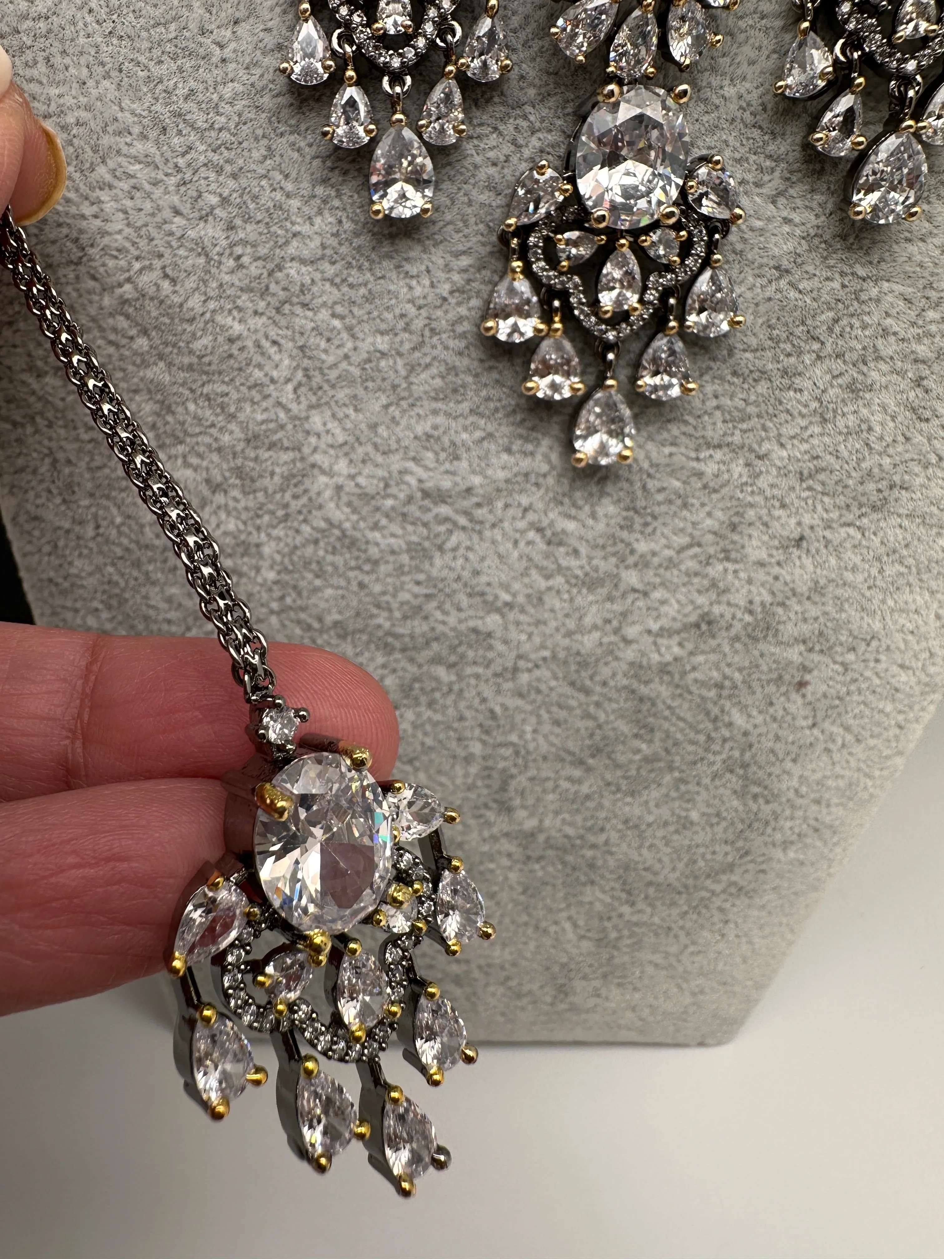 Diamond Color Stone Short Necklace
