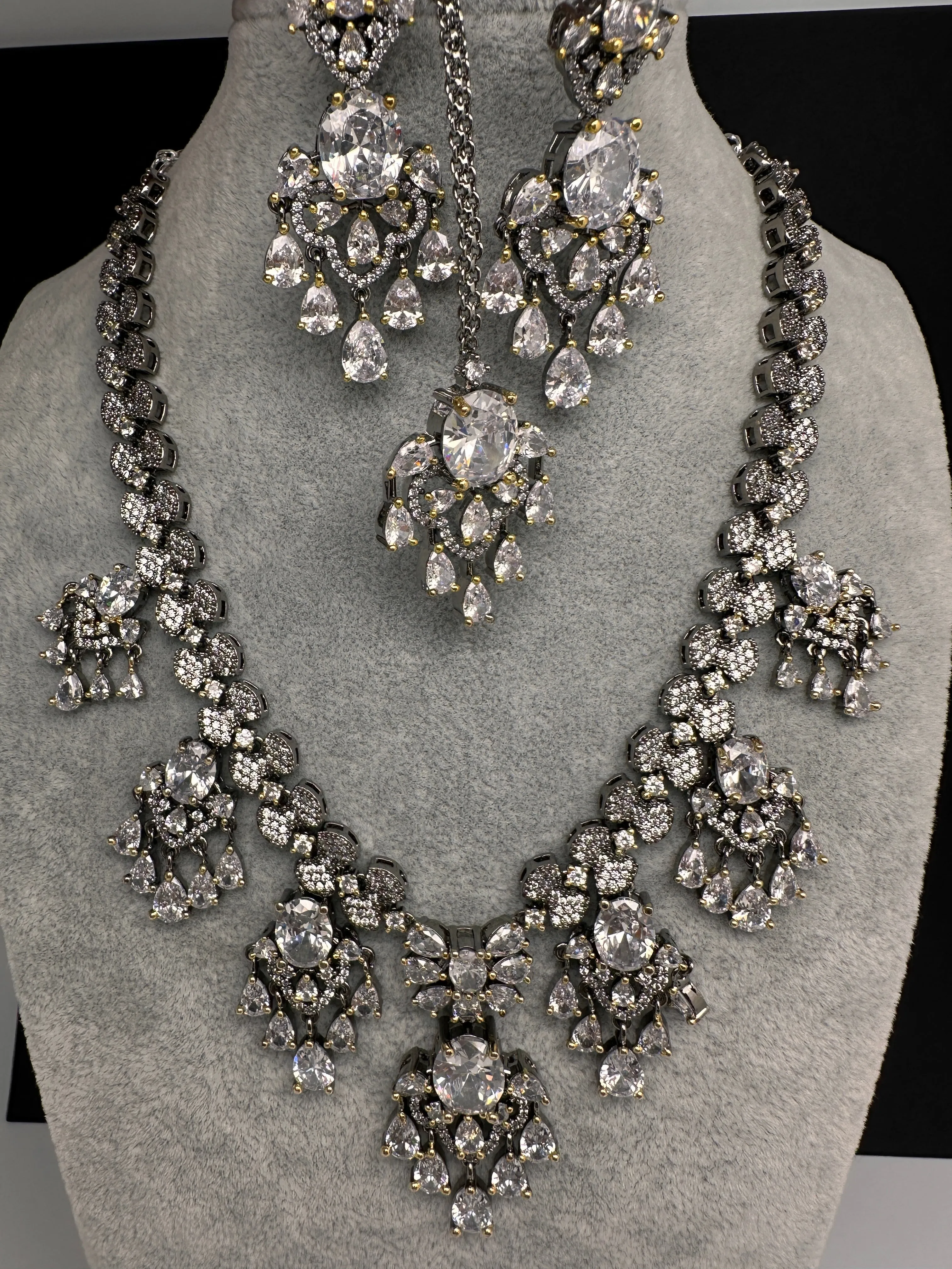 Diamond Color Stone Short Necklace