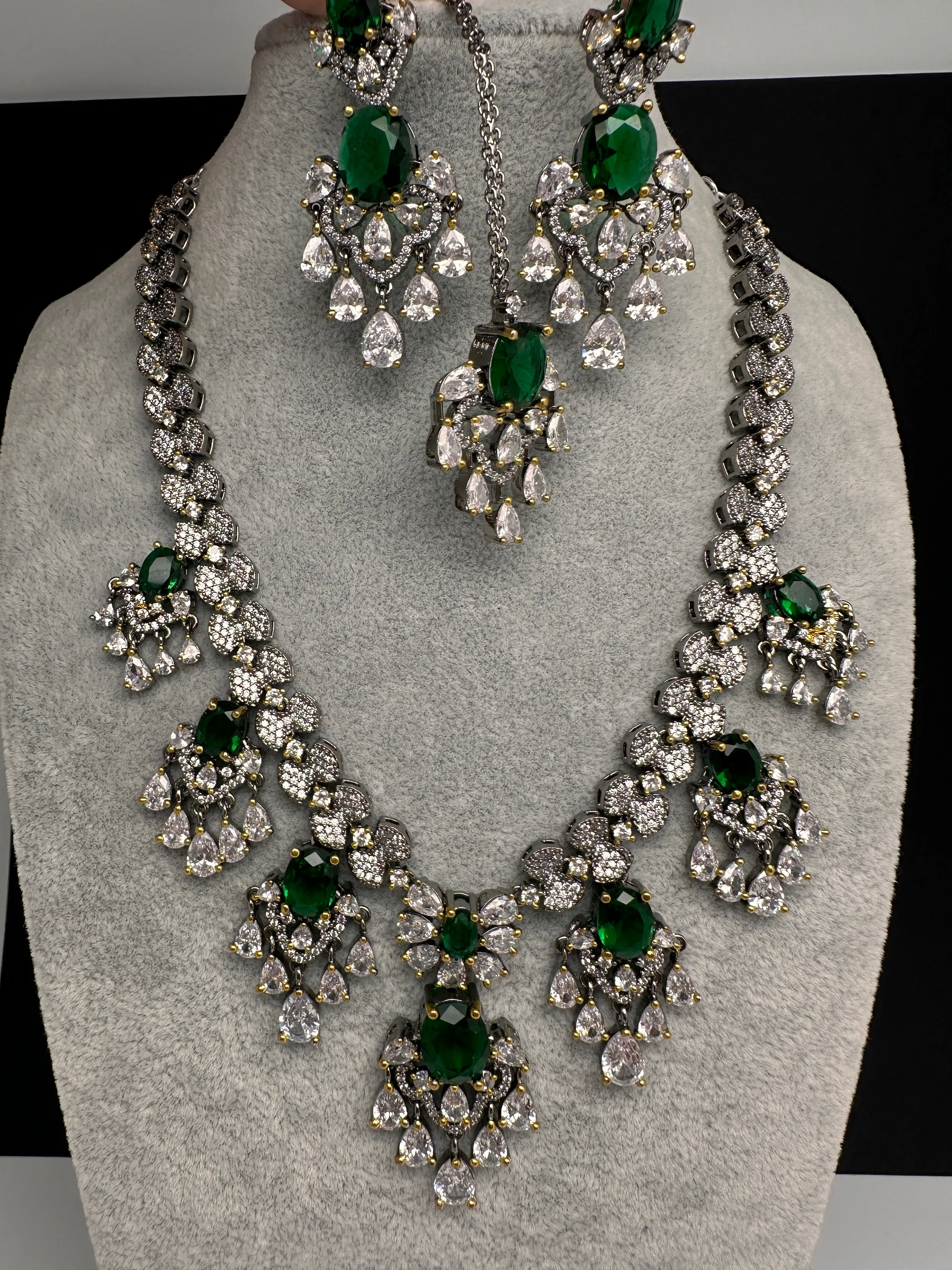 Diamond Color Stone Short Necklace