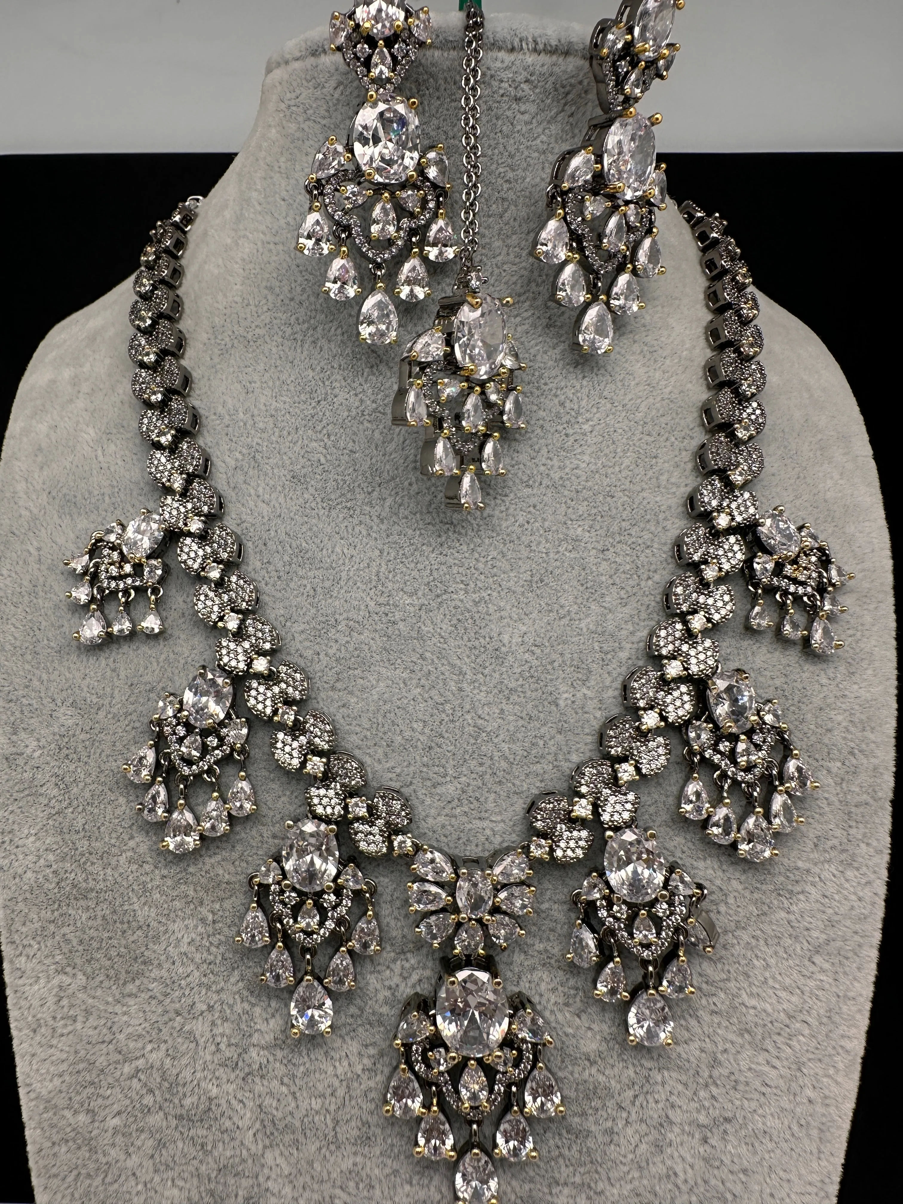 Diamond Color Stone Short Necklace